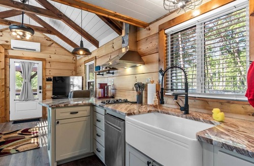 Menlo Cabin | Peaceful Mountain Tiny Home with Breathtaking Valley Views & Fireplace Near Lookout Mountain, Menlo GA