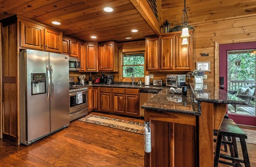 Mineral Bluff Cabin | Peaceful Mountain Cabin in Mineral Bluff. Hot Tub, Fireplace & Easy Paved Access