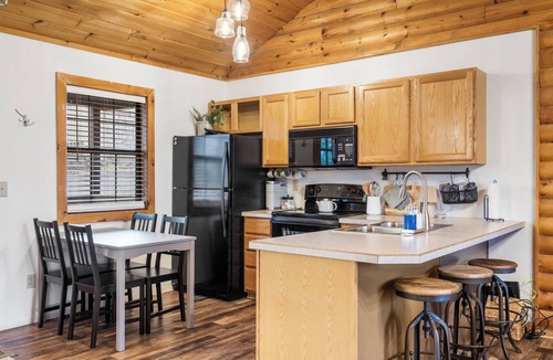 Branson West Cabin | Peaceful Pines Cabin: 3 Mins to SDC-Pool-Hiking-Lake-Fishing