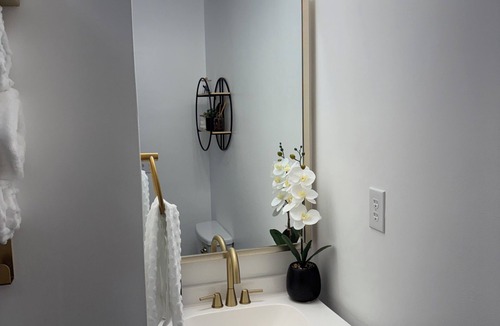 Crisp Apartment | Peaceful Private Suite.