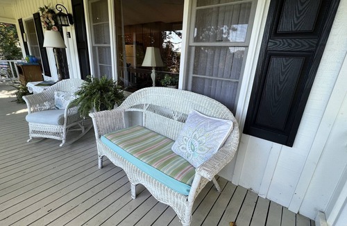 Franklin Cottage | Peaceful Putter, Golf Course Cottage,view of the 2nd hole+fire pit,Wifi,sleeps 4