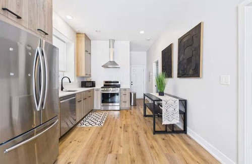 West Town Apartment | Peaceful Zen Flat | 2BR Oasis with Free Parking