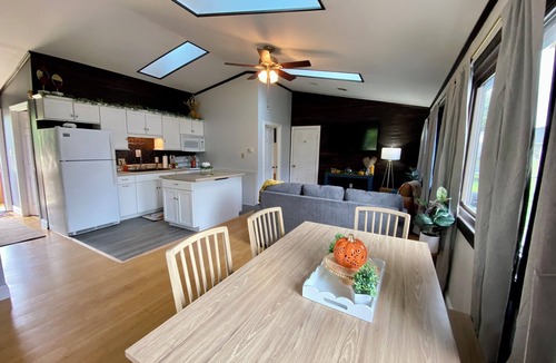 Pipestem Ski Chalet | ⛰️Peaks of Pipestem ⛰️ Brand new listing with all NEW furnishings