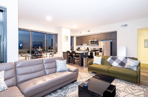 Downtown Apartment | Penthouse Retreat with Rooftop Pool – Explore Silver Spring & Washington D.C.