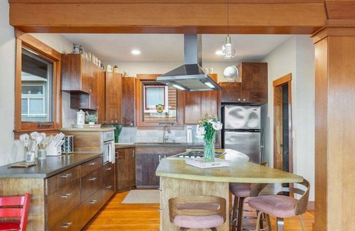 Lower Queen Anne House | Perch - Aloha View Retreat w/parking & Space Needle Glow!