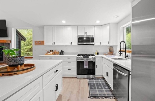 Paradise Estates Cabin | Perch - Serenity Nest Cabin w/Hot Tub & AC | Pet-Friendly