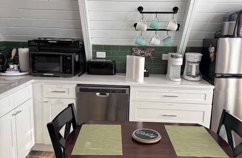 Ashley Oaks Cabin | Perfect 1-Loft cabin on Lake Melton, close to UT