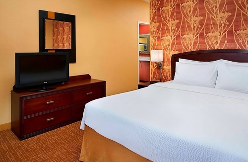 West Dundee Resort | Perfect Hideaway! Indoor Pool w/FREE Parking, Visit Elgin History Museum!