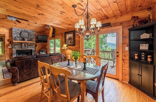 Topton Cabin | Perfect location for your family vacation. Amazing Family Cabin overlooking Lake Nantahala