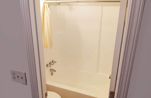 Kernersville Hotel | Perfect Room for Couples’ Getaway in Kernersville | Free Parking