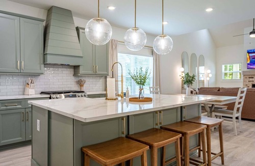 Emerson House | Pet-Friendly 4BR 5 Min to LakePoint with TV Room