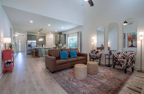Emerson House | Pet-Friendly 4BR 5 Min to LakePoint with TV Room