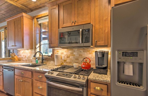 Tuckasegee Cabin | Pet-Friendly Cabin w/Mtn Views in Chinquapin!