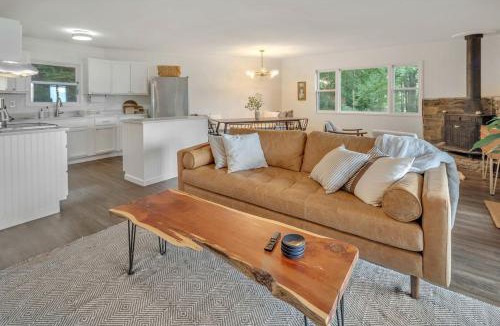 Walker-In-the-Hills House | Pet-Friendly Cabin with Barbecue and Outdoor Area with Fire Pit in Waynesville, North Carolina