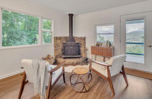 Walker-In-the-Hills House | Pet-Friendly Cabin with Barbecue and Outdoor Area with Fire Pit in Waynesville, North Carolina