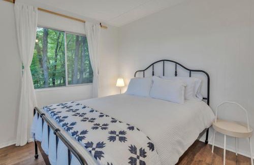 Walker-In-the-Hills House | Pet-Friendly Cabin with Barbecue and Outdoor Area with Fire Pit in Waynesville, North Carolina