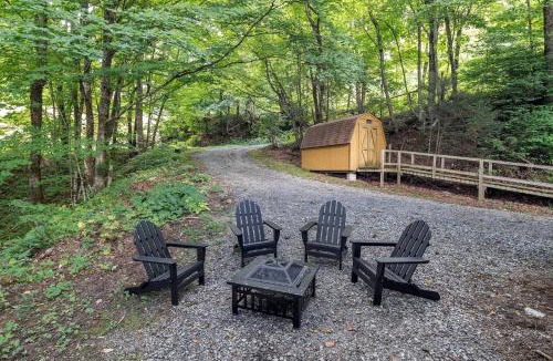 Walker-In-the-Hills House | Pet-Friendly Cabin with Barbecue and Outdoor Area with Fire Pit in Waynesville, North Carolina