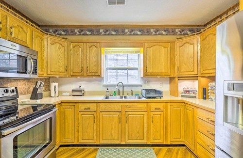 Clarksville House | Pet-Friendly Clarksville Home w/Central A/C