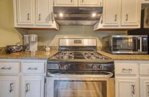 Walnut Mountain Cabin | Pet-Friendly Creekside Cabin w/Hot Tub 2BR/2 Bath