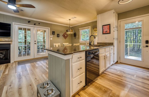 Walnut Mountain Cabin | Pet-Friendly Creekside Cabin w/Hot Tub 2BR/2 Bath