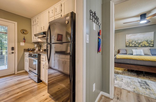 Walnut Mountain Cabin | Pet-Friendly Creekside Cabin w/Hot Tub 2BR/2 Bath