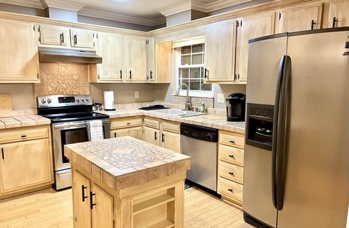 Karns House | Pet-Friendly Entire House with Hot Tub, Fenced Yard, 4 King Beds, Fast Wifi