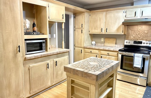 Karns House | Pet-Friendly Entire House with Hot Tub, Fenced Yard, 4 King Beds, Fast Wifi