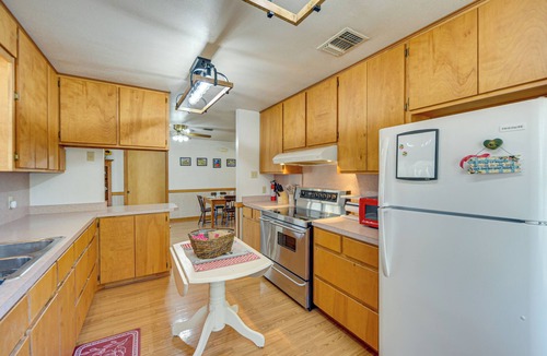 Harper House | Pet-Friendly Hill Country Retreat w/Deck!
