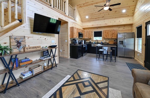 Chaplin Cabin | Pet-Friendly Home w/Hot Tub & Yard in Willisburg!