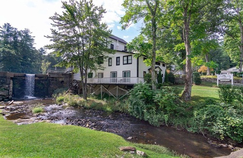 Flat Rock Condo | Pet-Friendly Lakefront Studio – Canoes, Pool, Tennis, and Resort Perks at Historic Mill House Lodge!