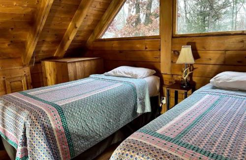 Columbia House | Pet Friendly Log Cabin with Firepit near Green River Lake in Columbia, Kentucky