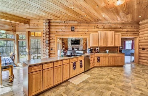 High Point House | PET FRIENDLY! Log Cabin With Abundant Privacy! 10% DISCOUNT AVAILABLE TO VETERANS & MILITARY RETIRE
