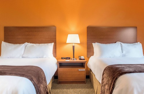 North Aurora Hotel | Pet-Friendly North Aurora Getaway | Fully Equipped Kitchen & Free Parking