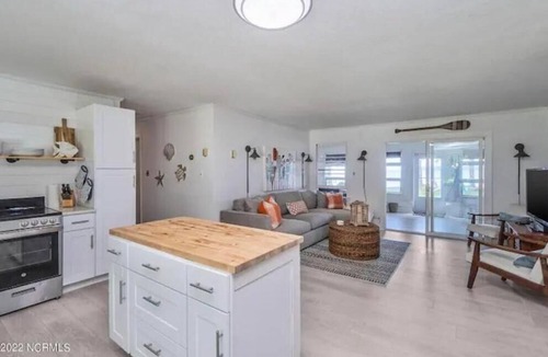 Hertford Cottage | Pet Friendly, Private Waterfront Cottage