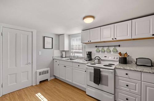 Exeter Apartment | Pet-Friendly Remodeled Exeter 2Bed1Ba Parking & Laundry