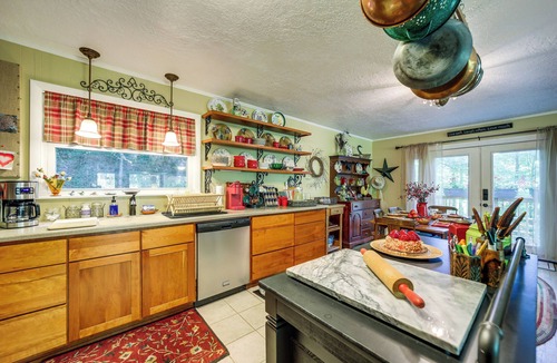 Sylva House | Pet-Friendly Retreat w/Mtn Views in Sylva!