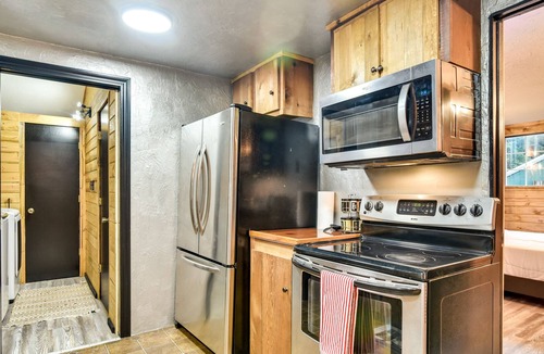 Sandy Cabin | Pet-Friendly Sandy Cabin w/ Spacious Fire Pit!