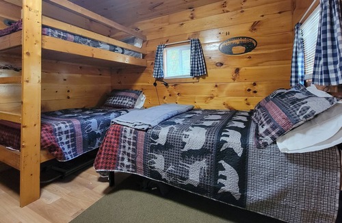 Stanton Cabin | Pet-Friendly & Waterfront - Sleepy Bear - Cozy Camper's Cabin in Red River Gorge, Kentucky!