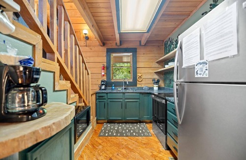 Slade Cabin | Pet friendly, with a new hot tub. Overlooks fork of Red River.