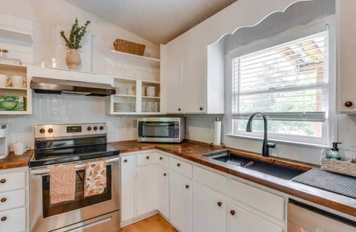 Mount Mourne House | Pet Paradise: Mooresville Escape