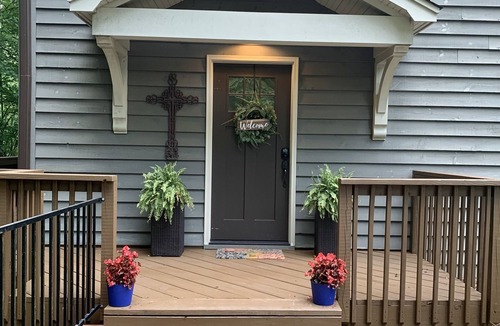 Inman House | Picturesque cottage on Lake Bowen! Kayaks, Dock, Firepit, Deck, Privacy