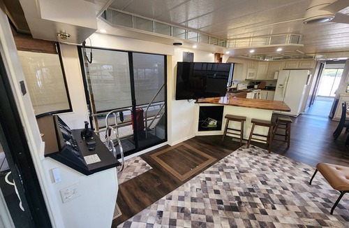 Downtown Knoxville Boat Rental | Pier D Lite 4 bdrm Houseboat on River Downtown Knoxville - walk to Univ. of TN