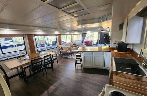 Downtown Knoxville Boat Rental | Pier D Lite 4 bdrm Houseboat on River Downtown Knoxville - walk to Univ. of TN