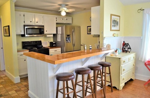 North Carolina Coast Cottage | Pink Pearl-Super cute pet friendly cottage, 3 bedroom 2 bath with a rocking chair front porch and plenty of parking