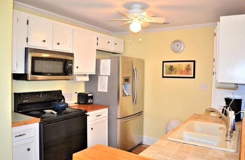North Carolina Coast Cottage | Pink Pearl-Super cute pet friendly cottage, 3 bedroom 2 bath with a rocking chair front porch and plenty of parking