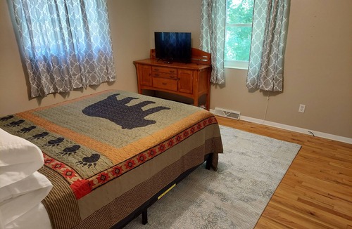 Penrose House | Pisgah Shadows Cottage - Hot Tub - Grill - Fireplace - WiFi - Pets OK