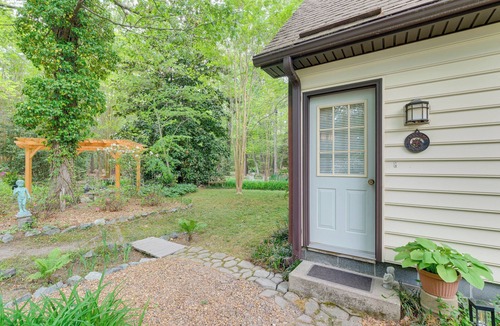 Kilmarnock Apartment | Pool Access! Cozy Couple's Getaway in Kilmarnock