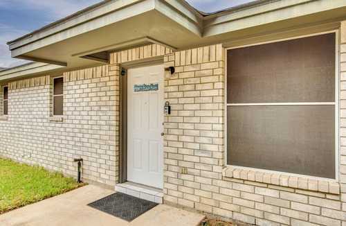 Edinburg Apartment | Pool Access & Work-Ready Comforts! Edinburg Apt