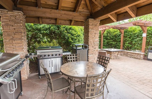 Wilmington Apartment | Pool. Free Breakfast. Gym. King Studio Near Convention Center.