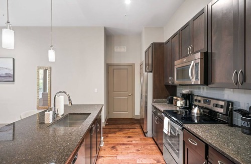 Woodbridge Bed & Breakfast | Pool & Gym | Spacious | Free-Parking